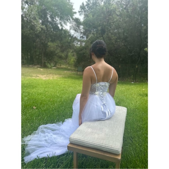 Women’s lace party gown - Picture 6 of 6